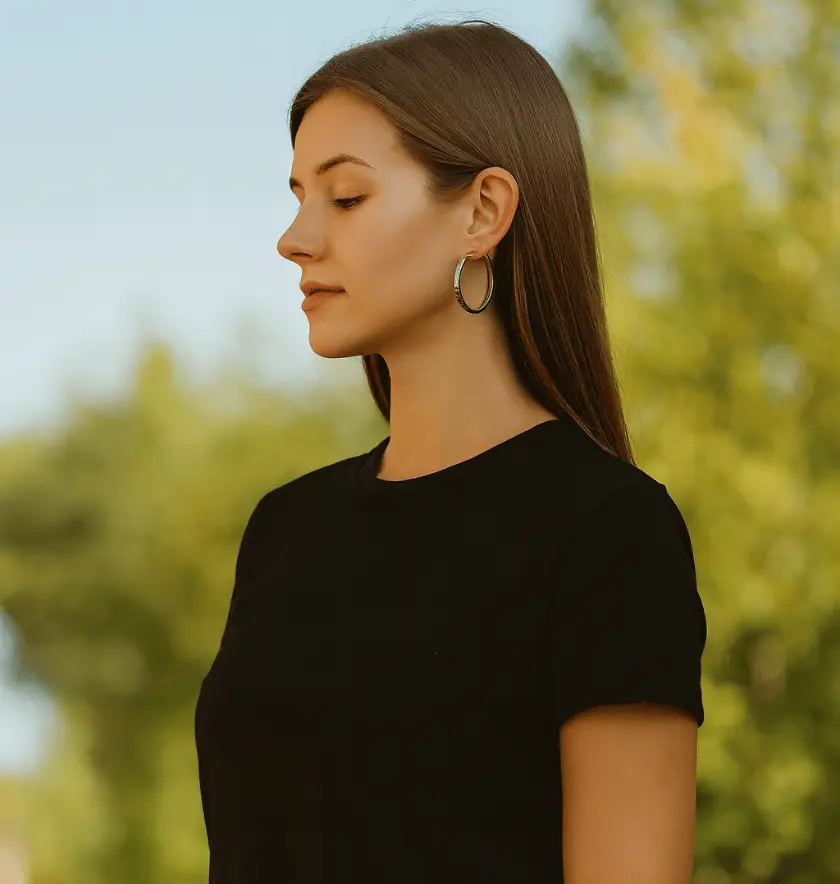 Mujer luciendo aros de plata 925 argolla borde ovalado