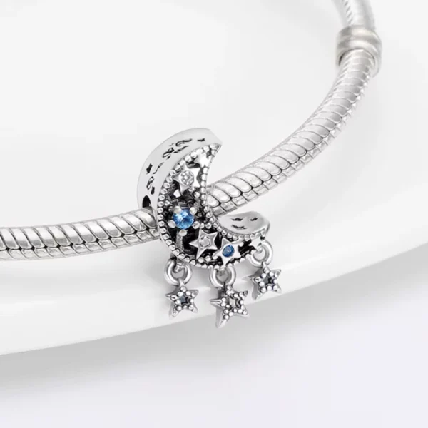 Charm Plateado Luna y Estrellas Colgantes con Circones Acercamiento Charm Plateado Luna y Estrellas Colgantes con Circones Acercamiento