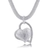 Collar Malla Plateado Con Colgante Corazón Acercamiento Collar Malla Plateado Con Colgante Corazón Acercamiento