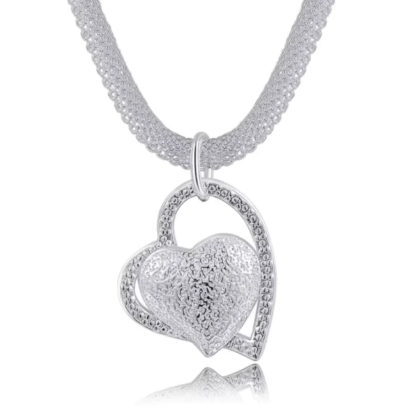 Collar Malla Plateado Con Colgante Corazón Acercamiento Collar Malla Plateado Con Colgante Corazón Acercamiento