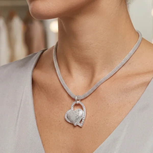 Collar Malla Plateado Con Colgante Corazón Modelo Collar Malla Plateado Con Colgante Corazón Modelo