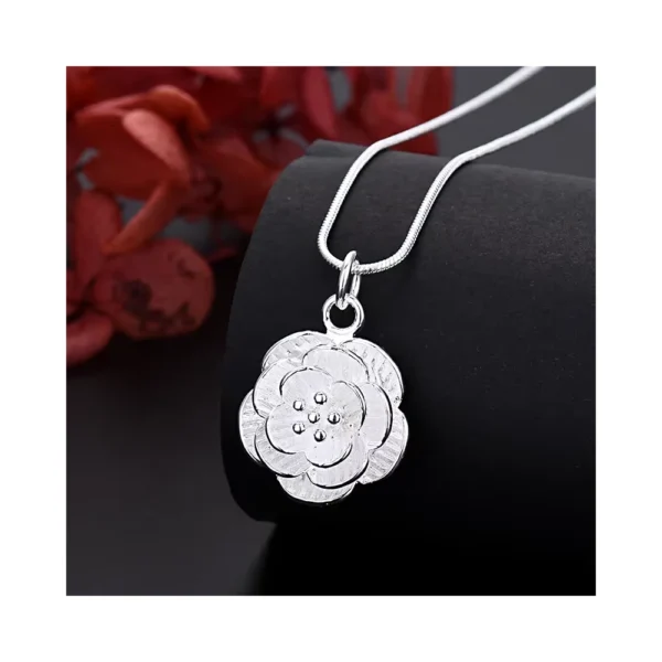 Collar Plateado Con Colgante Flor De Rosa Costado
