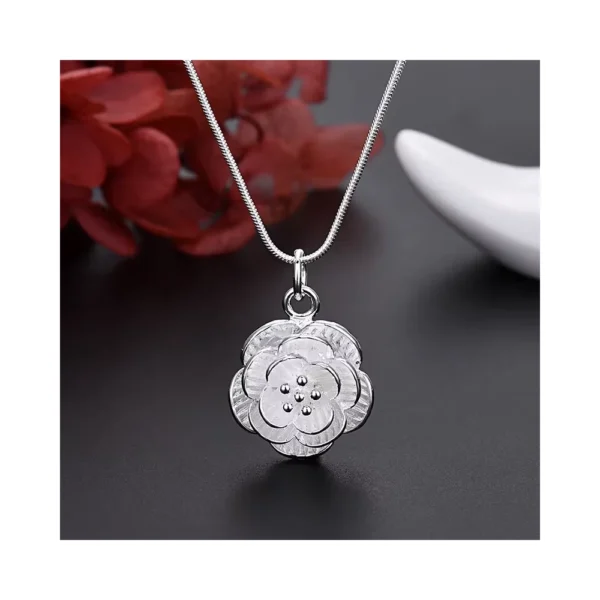 Collar Plateado Con Colgante Flor De Rosa Frontal
