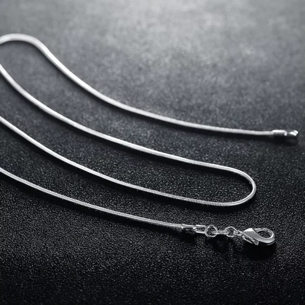 Cadena Tipo Serpiente Color Plateado 0.9 mm Broche