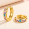 Aros Huggie Multicolor Baño de Oro 18K Acercamiento Aros Huggie Multicolor Baño de Oro 18K Acercamiento
