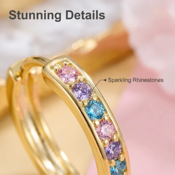 Aros Huggie Multicolor Baño de Oro 18K Detalles Aros Huggie Multicolor Baño de Oro 18K Detalles