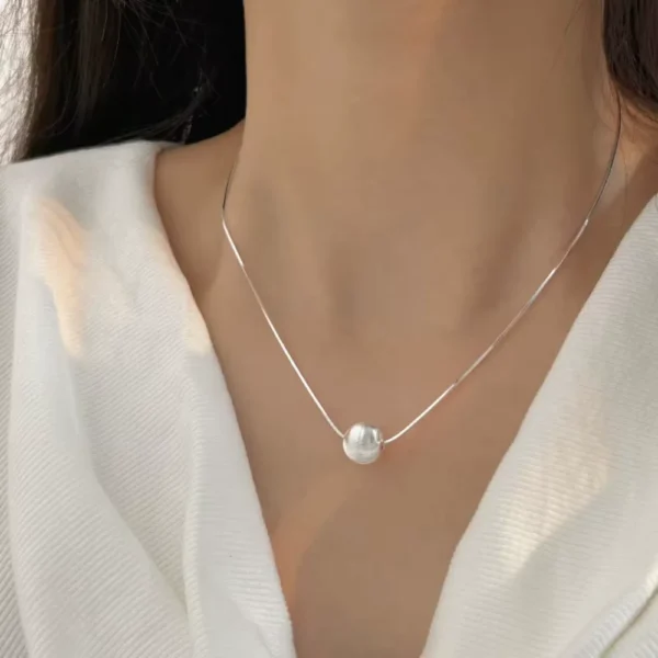 Collar Esfera Texturizada Plata 45 cm Lifestyle Collar Esfera Texturizada Plata 45 cm